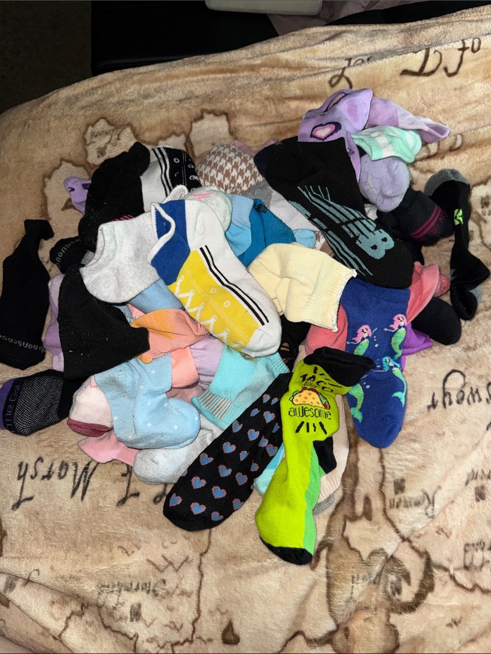 🖤ASSORTED PILE OF TWEEN/ TEEN GIRLS SOCKS - SIZE 5-7🖤